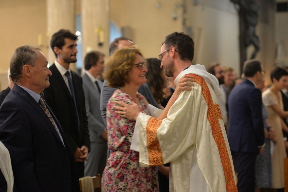 Ordinations diaconales en vue du sacerdoce à Saint-Ferdinand des Ternes (17e). © Marie-Christine Bertin / Diocèse de Paris.