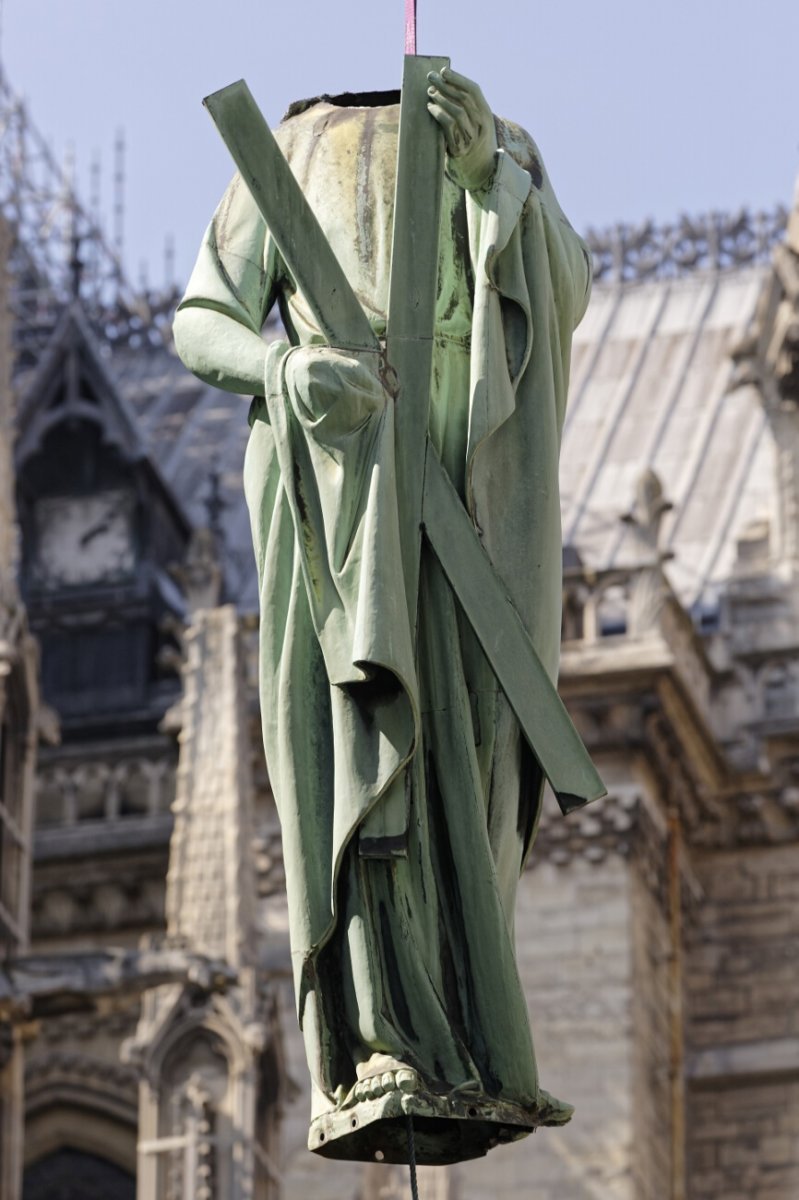 Dépose des 16 statues de la flèche de Notre-Dame de Paris. © Yannick Boschat / Diocèse de Paris.