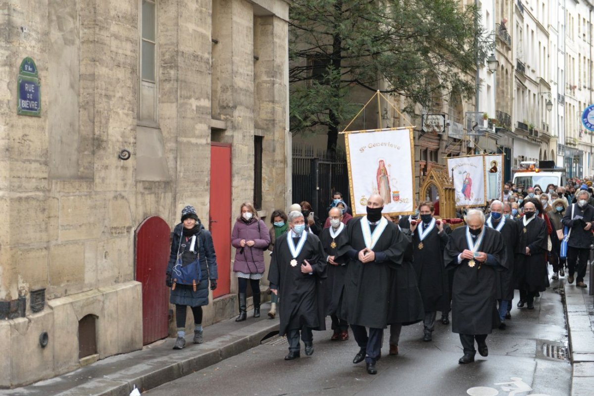 Messe solennelle, bénédiction de Paris et procession de la châsse de sainte (…). © Marie-Christine Bertin / Diocèse de Paris.