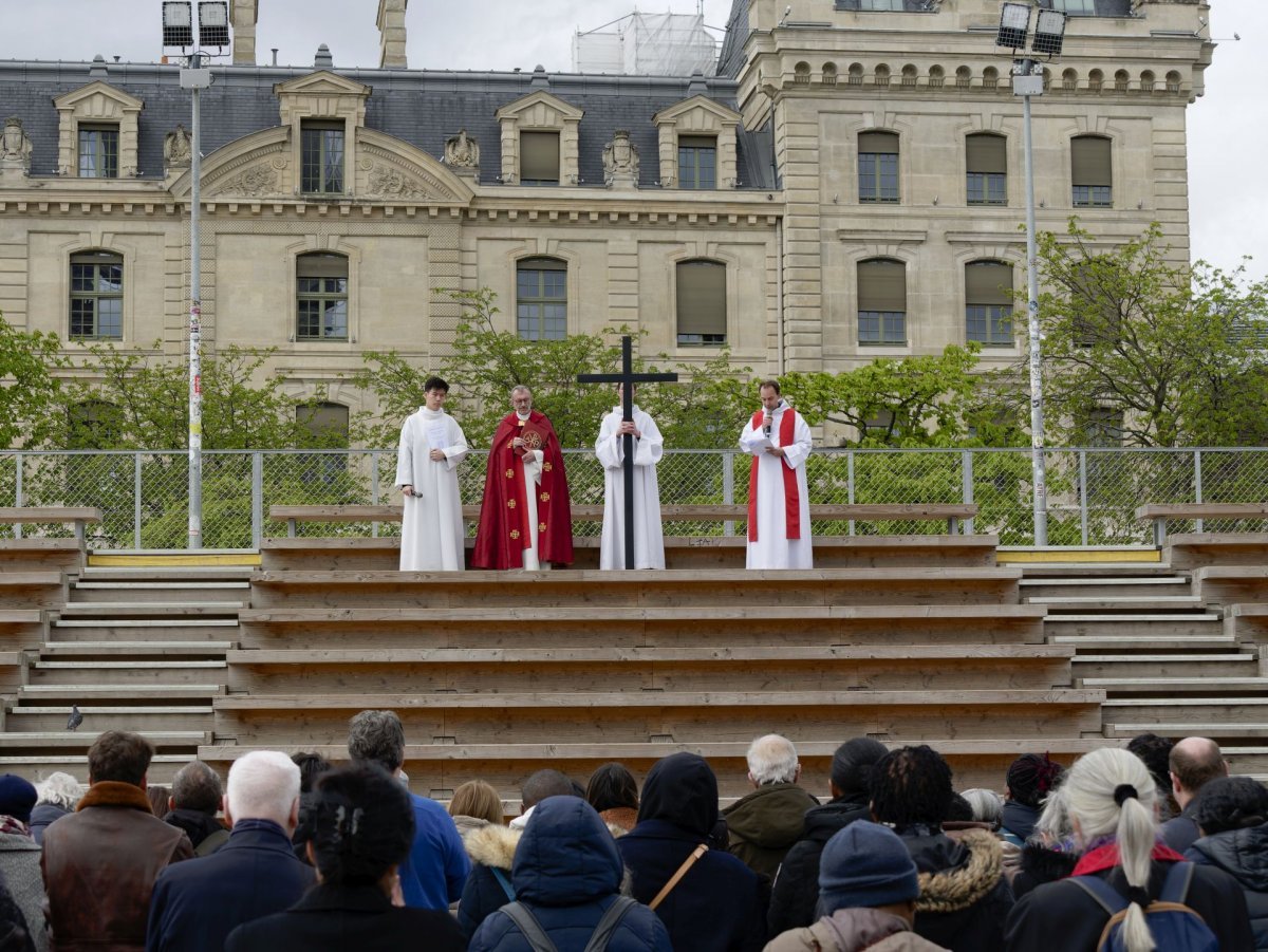 Chemin de croix de Notre-Dame de Paris 2024. © Yannick Boschat / Diocèse de Paris.