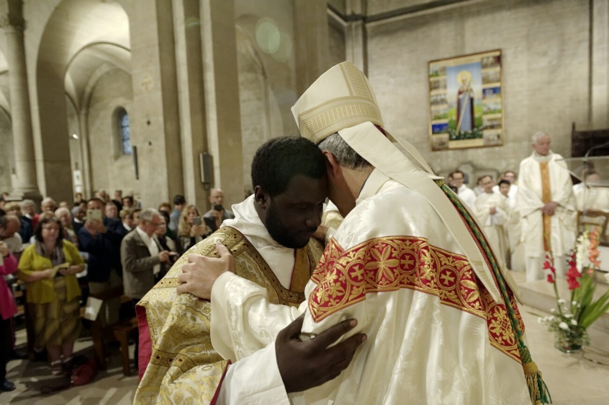 Ordinations diaconales en vue du sacerdoce 2019. Par Mgr Denis Jachiet, évêque auxiliaire de Paris, le 28 septembre 2019 à Saint-Lambert de Vaugirard. © Trung Hieu Do / Diocèse de Paris.