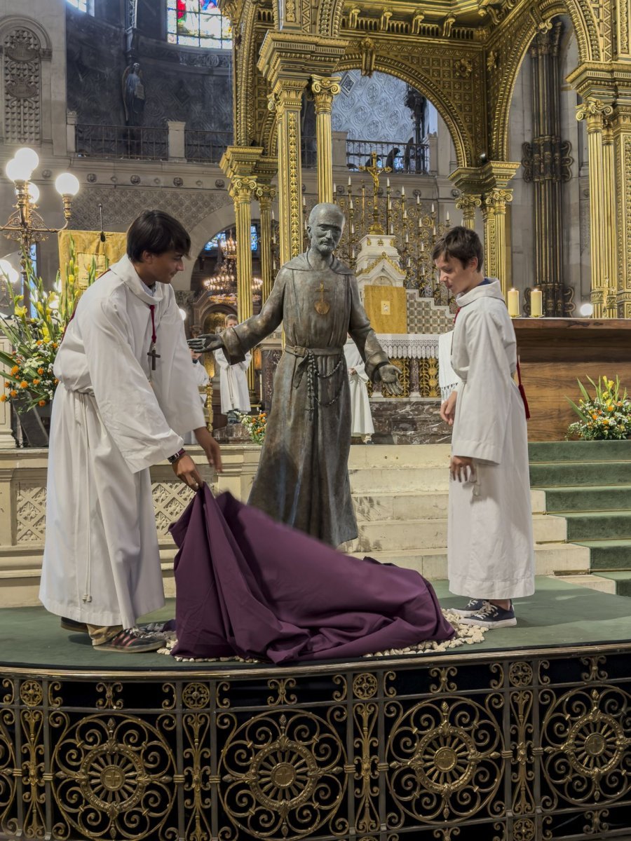 Dévoilement de la statue de saint Charles de Foucauld à Saint-Augustine. © Benjamin Monnerot-Dumaine.