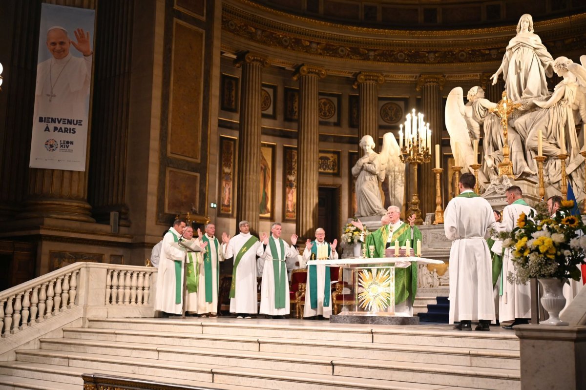 Messe de bénédiction des volontaires pour la visite du Pape Léon XIV à Paris. © Marie-Christine Bertin / Diocèse de Paris.