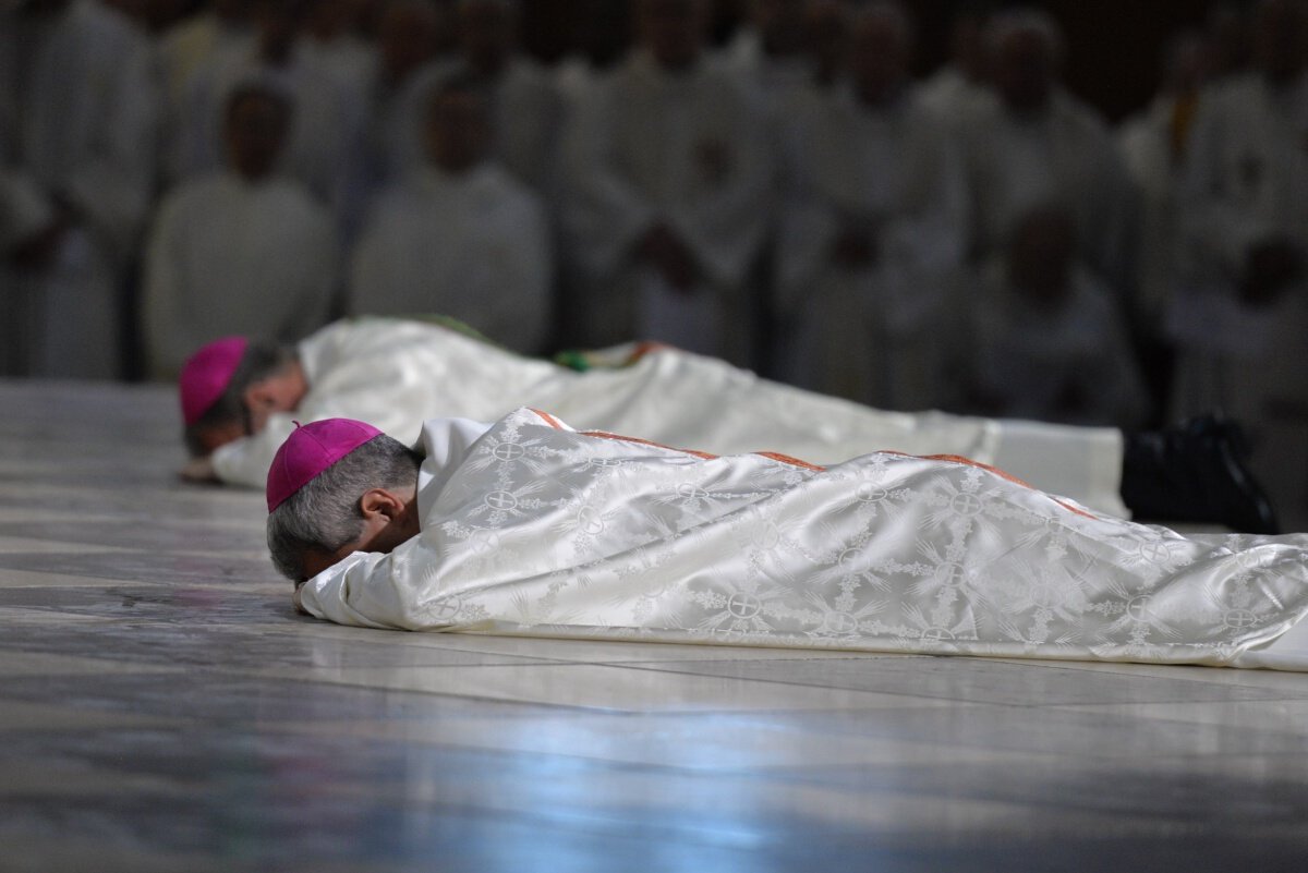 Prostration durant la litanie des saints. © Marie-Christine Bertin / Diocèse de Paris.