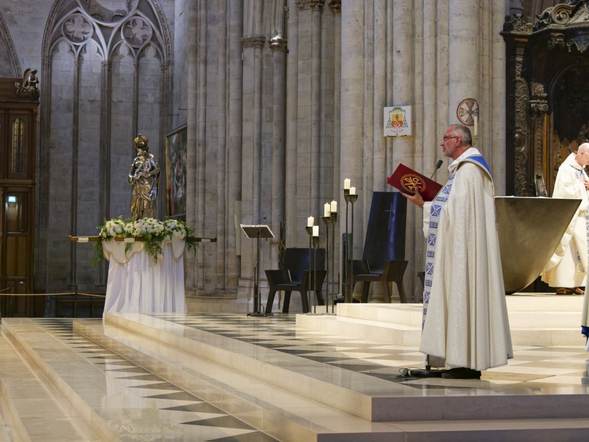 Procession dans la Cathédrale pour l'Assomption 2026. © Yannick Boschat / Diocèse de Paris.
