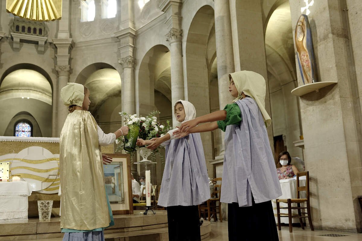 Vénération des reliques de sainte Geneviève à Saint-Lambert de Vaugirard. © Trung-Hieu Do / Diocèse de Paris.