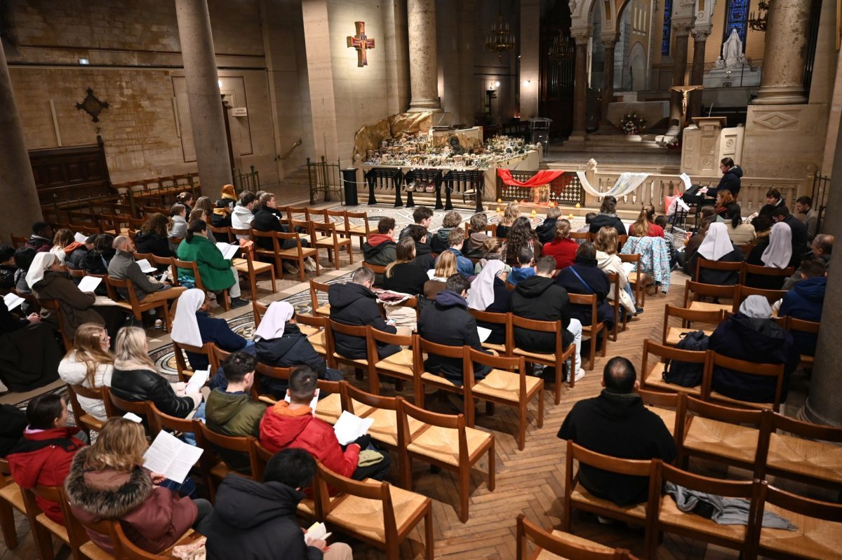 Prière du matin à Saint-Pierre de Montrouge. © Marie-Christine Bertin / Diocèse de Paris.