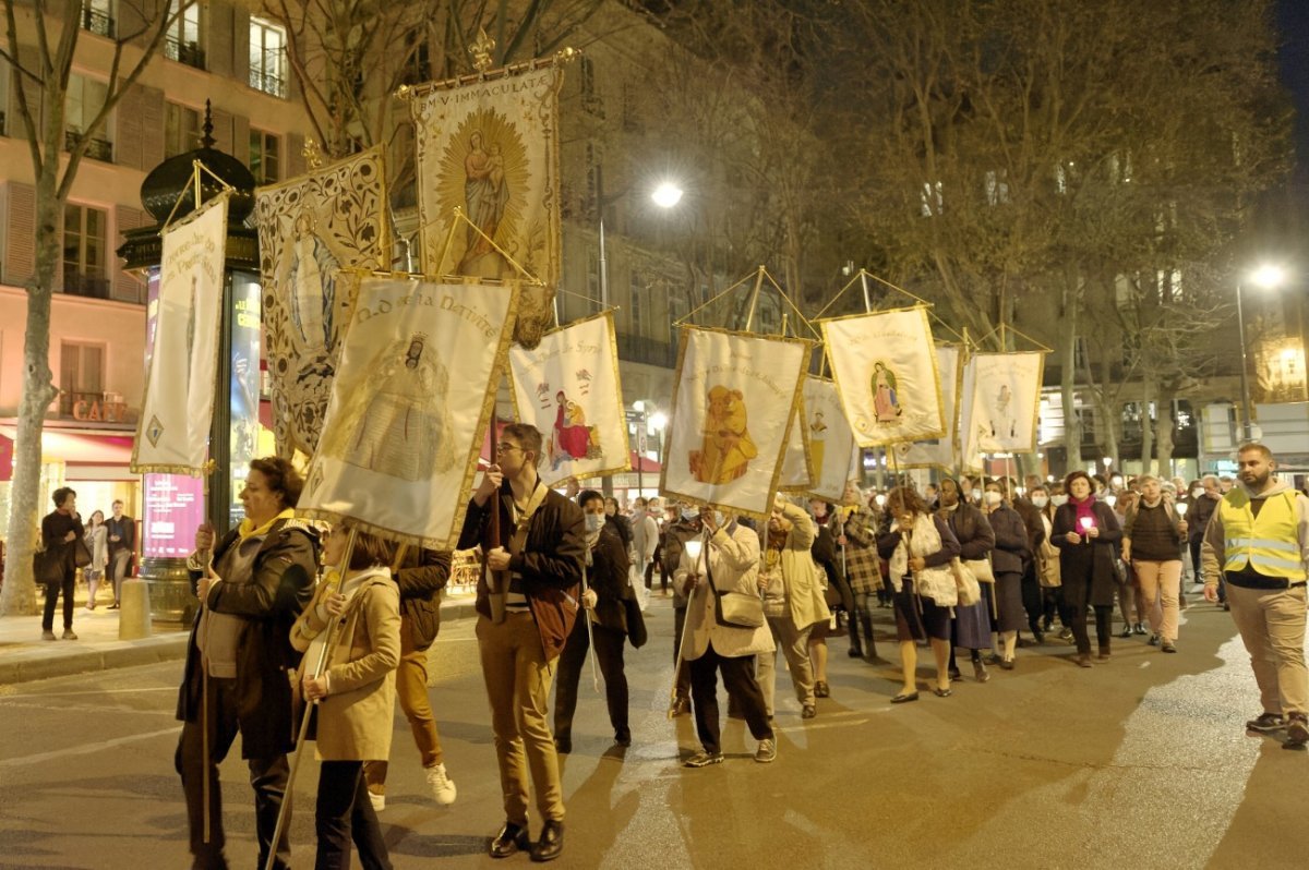 Procession mariale “Marcher avec Marie”. © Trung Hieu Do / Diocèse de Paris.