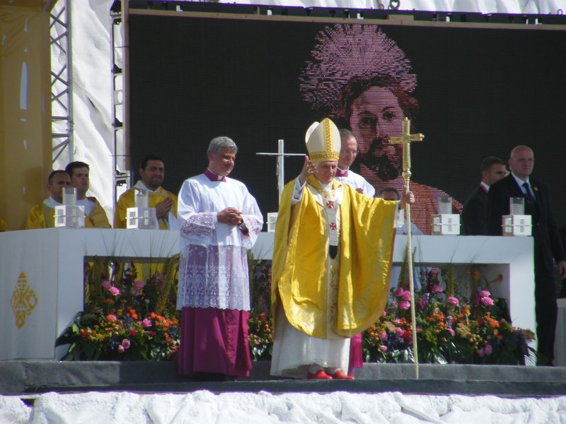 Le pape Benoît XVI salue les jeunes présents à Cuatro Vientos.. © Diocèse de Paris 