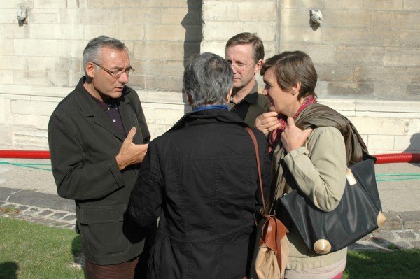 Temps convivial au chevet de Notre-Dame. © D. R..