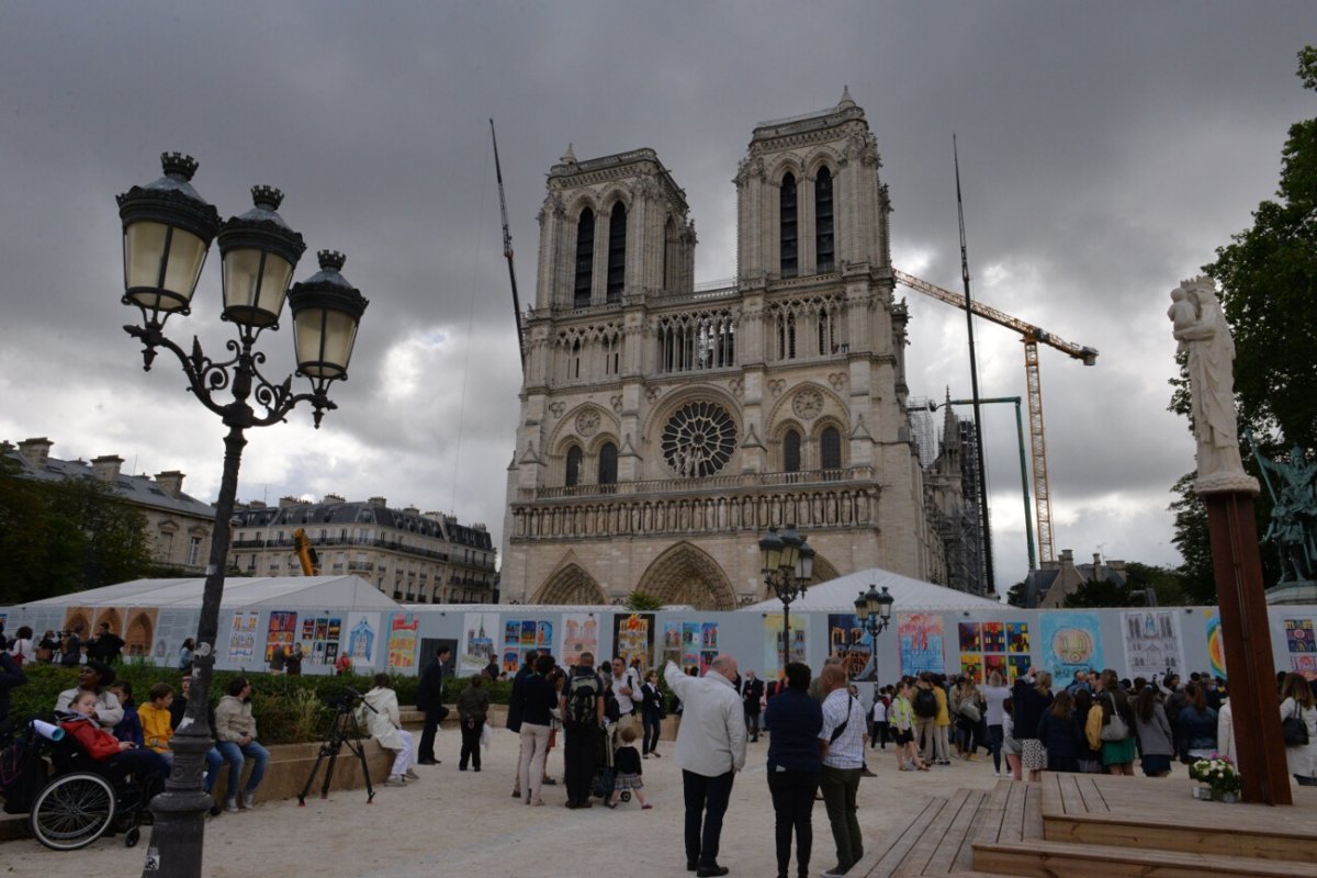 Inauguration de l'exposition de dessins au pied de la cathédrale. © Marie-Christine Bertin / Diocèse de Paris.