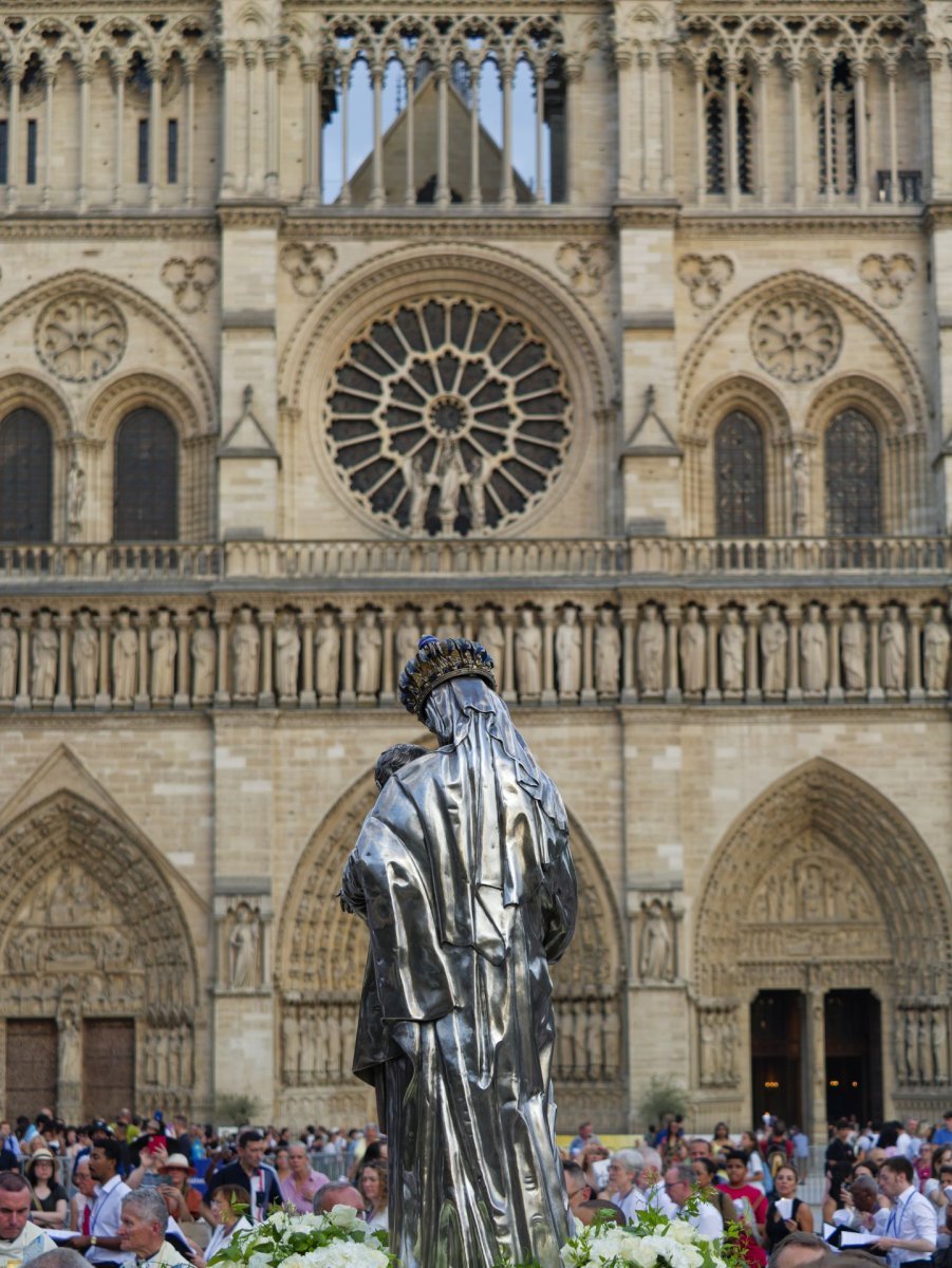 Veille de l'Assomption 2026 : proclamation de l'Évangile et (…). © Yannick Boschat / Diocèse de Paris.