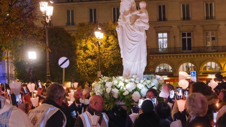 Notre Dame retrouve sa Cathédrale : procession vers le parvis de la cathédrale. (c) Yannick Boschat / Diocèse de Paris.