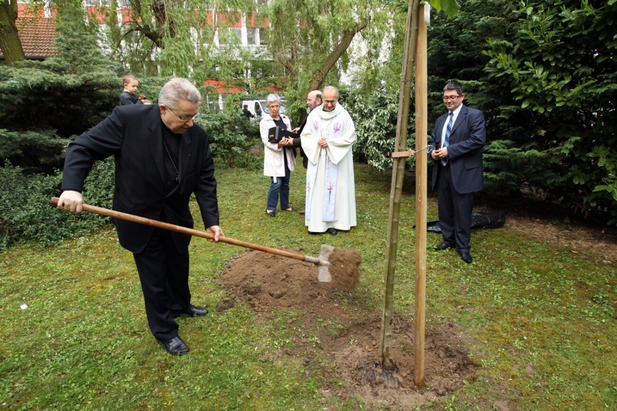 2 mai 2010, célébration du centenaire de la paroisse Saint-Hippolyte (13e). © François Combes.