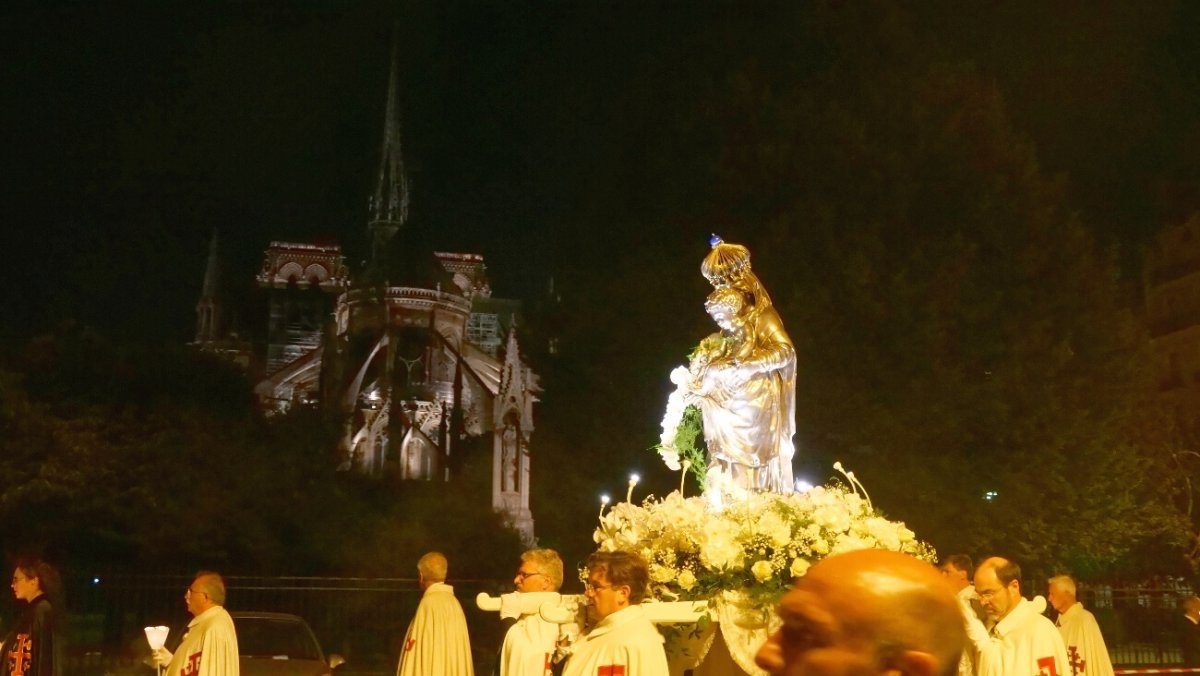 Procession sur l'île de la Cité. © Yannick Boschat / Diocèse de Paris.