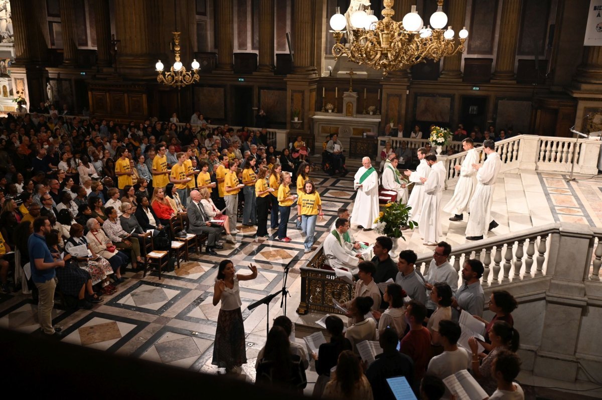 Messe de bénédiction des volontaires pour la visite du Pape Léon XIV à Paris. © Marie-Christine Bertin / Diocèse de Paris.