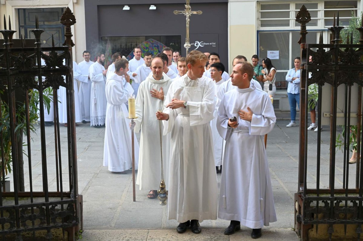 Ordinations diaconales en vue du sacerdoce à Saint-Séverin (5e). © Marie-Christine Bertin / Diocèse de Paris.