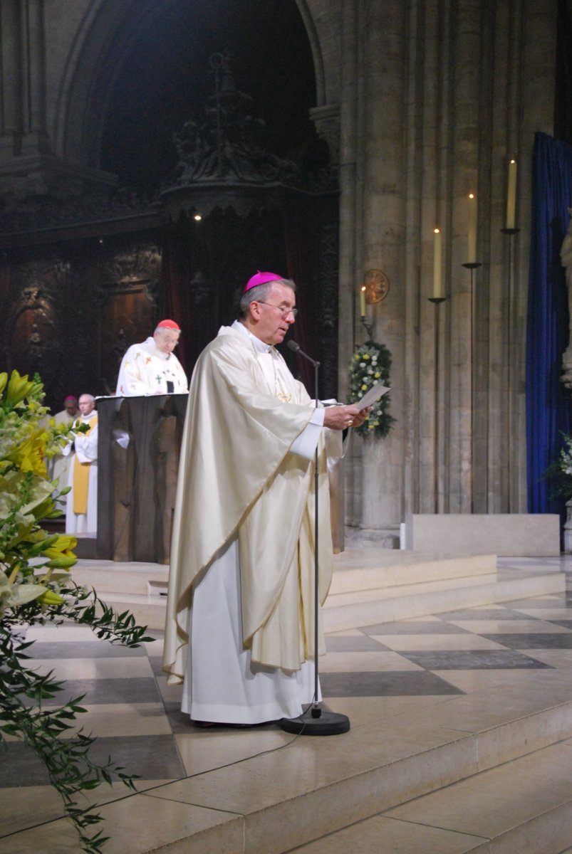 Le nonce, Mgr Luigi Ventura, a lu un message en provenance de Rome. © Pierre-Louis Lensel.