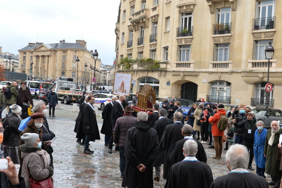 Messe solennelle, bénédiction de Paris et procession de la châsse de sainte (…). © Marie-Christine Bertin / Diocèse de Paris.