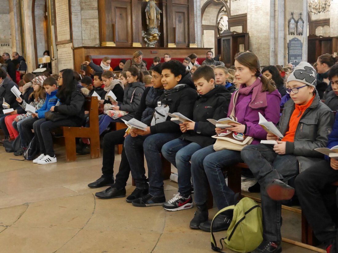 Accueil des groupes à Notre-Dame des Victoires. © Yannick Boschat / Diocèse de Paris.