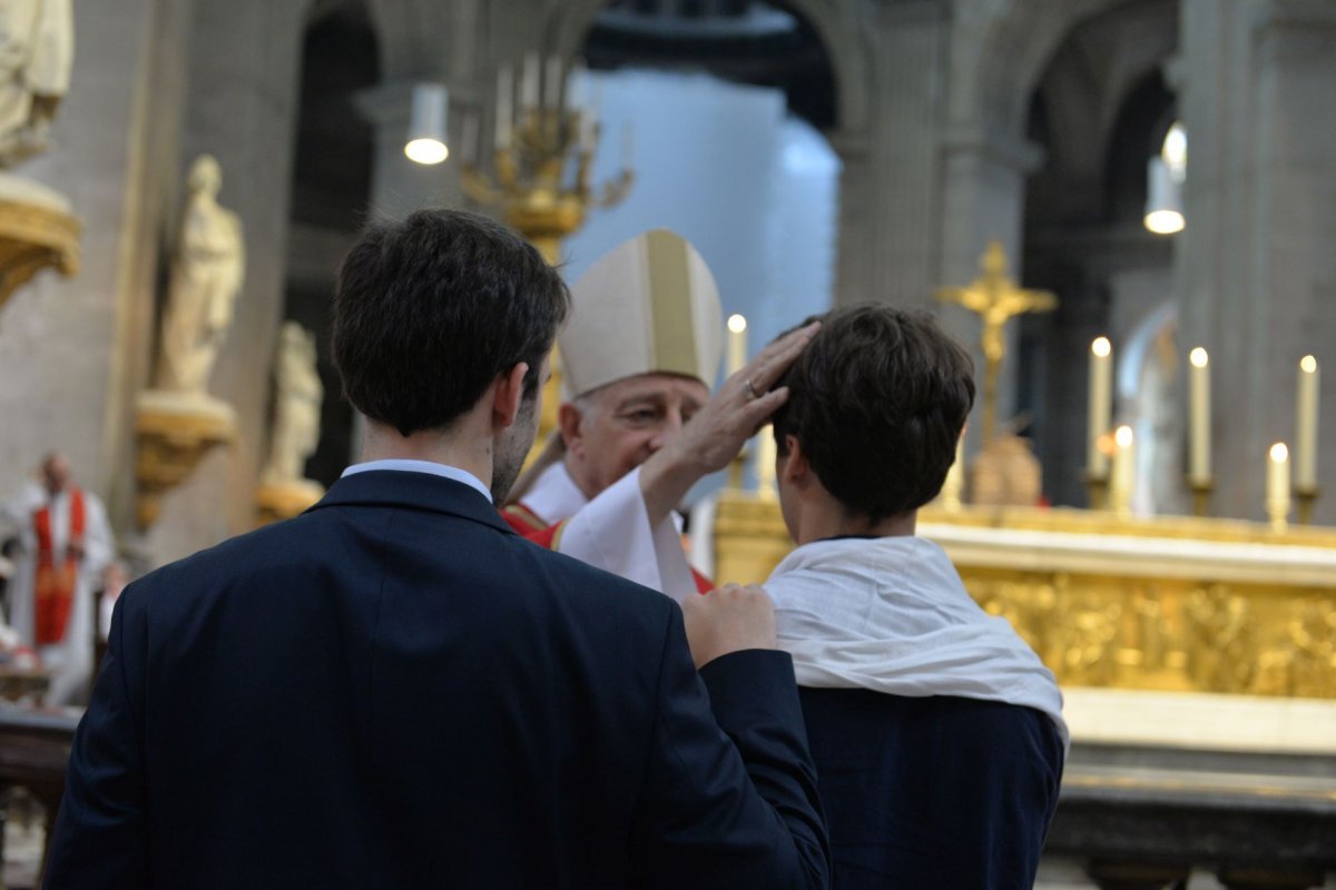 Confirmation des adultes au cours de la Vigile de Pentecôte 2023, (…). © Marie-Christine Bertin / Diocèse de Paris.