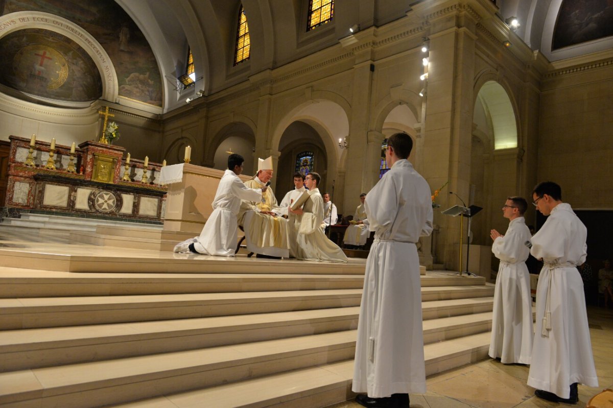 Ordinations diaconales en vue du sacerdoce 2019. Par Mgr Philippe Marsset, évêque auxiliaire de Paris, le 22 septembre 2019 à Saint-Jean-Baptiste de Grenelle. © Marie-Christine Bertin / Diocèse de Paris.