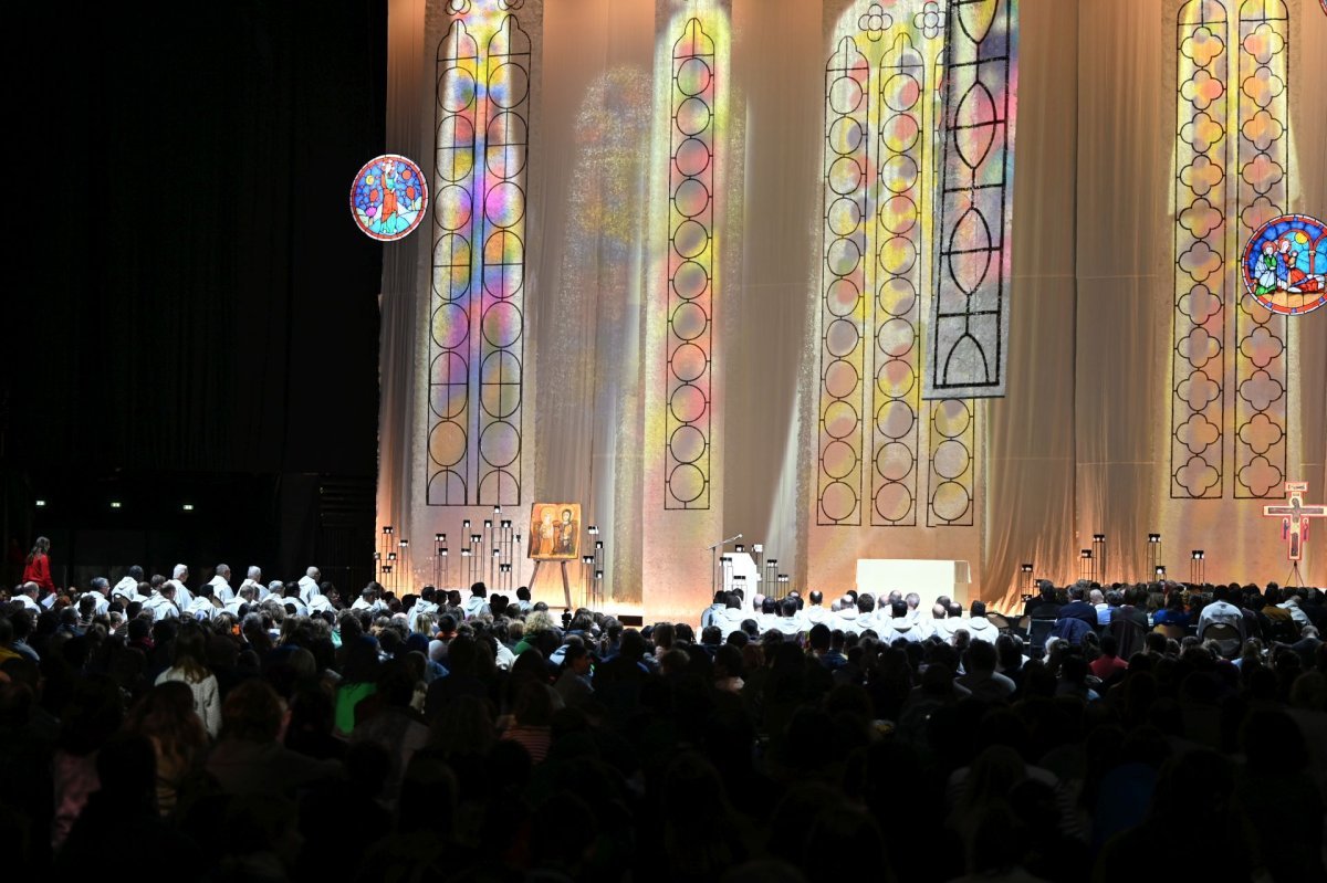 Prière du soir à l'Accor Arena à Bercy. © Marie-Christine Bertin / Diocèse de Paris.