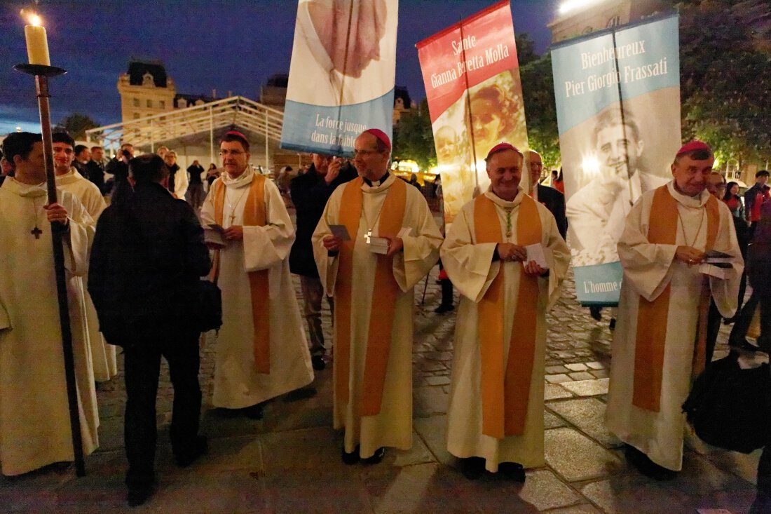 Distribution des images-prières par les évêques d'Île-de-France. © Yannick Boschat / Diocèse de Paris.