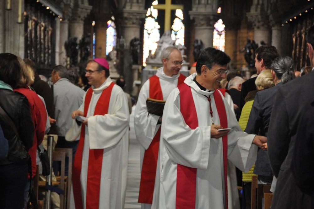 Les vicaires généraux du diocèse ont distribué le credo, texte que les (…). © Marie-Christine Bertin.