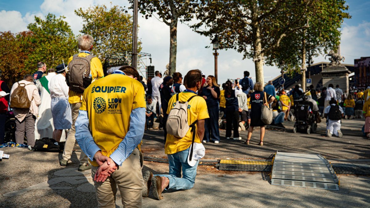 Pélerins en prière lors de la messe à la Concorde et sur les Champs-Élysées (…). © Marvin Prevost / Diocèse de Paris.