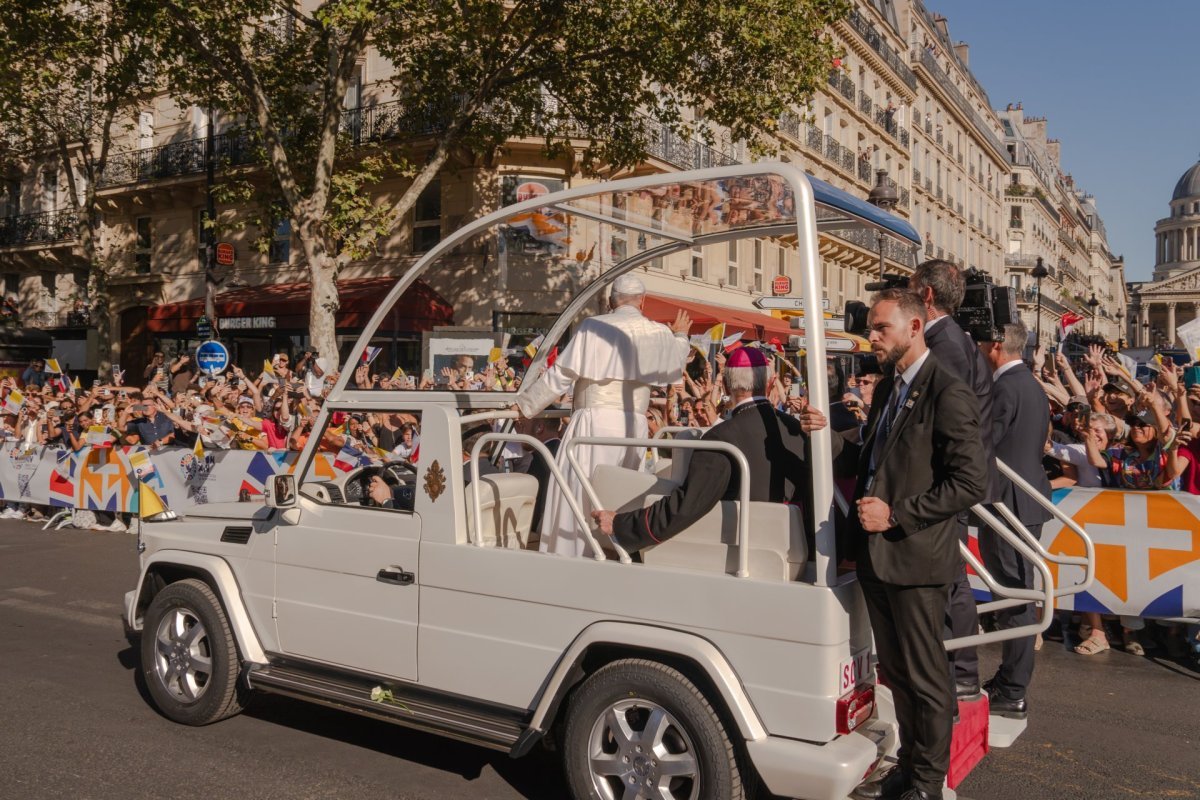 Trajet en papamobile du pape Léon XIV. © Gabriel Laroche / Diocèse de Paris.