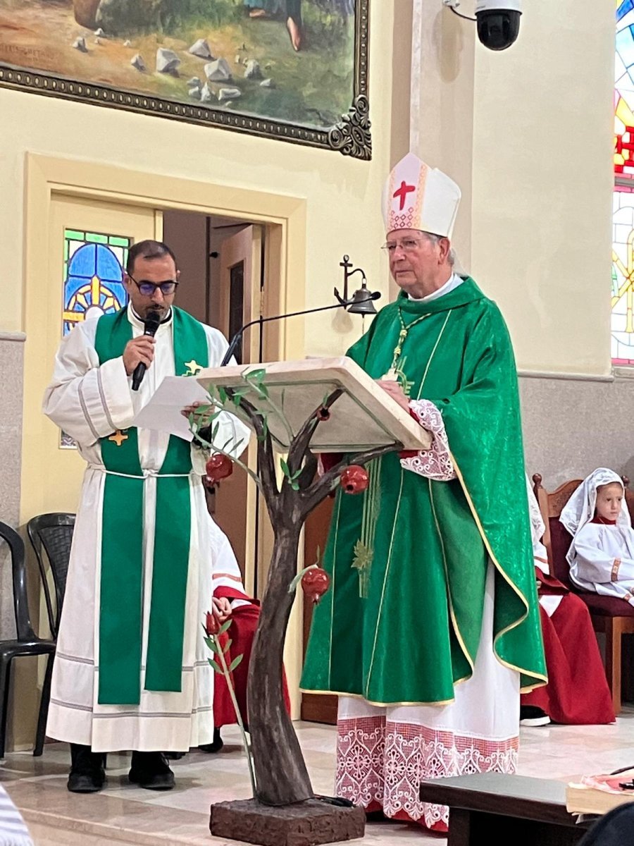 Visite dans une paroisse. Messe de la communauté catholique. Rencontre avec (…). © D. R..