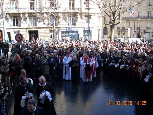 Chemin de Croix sur les CHAMPS Elysées. 