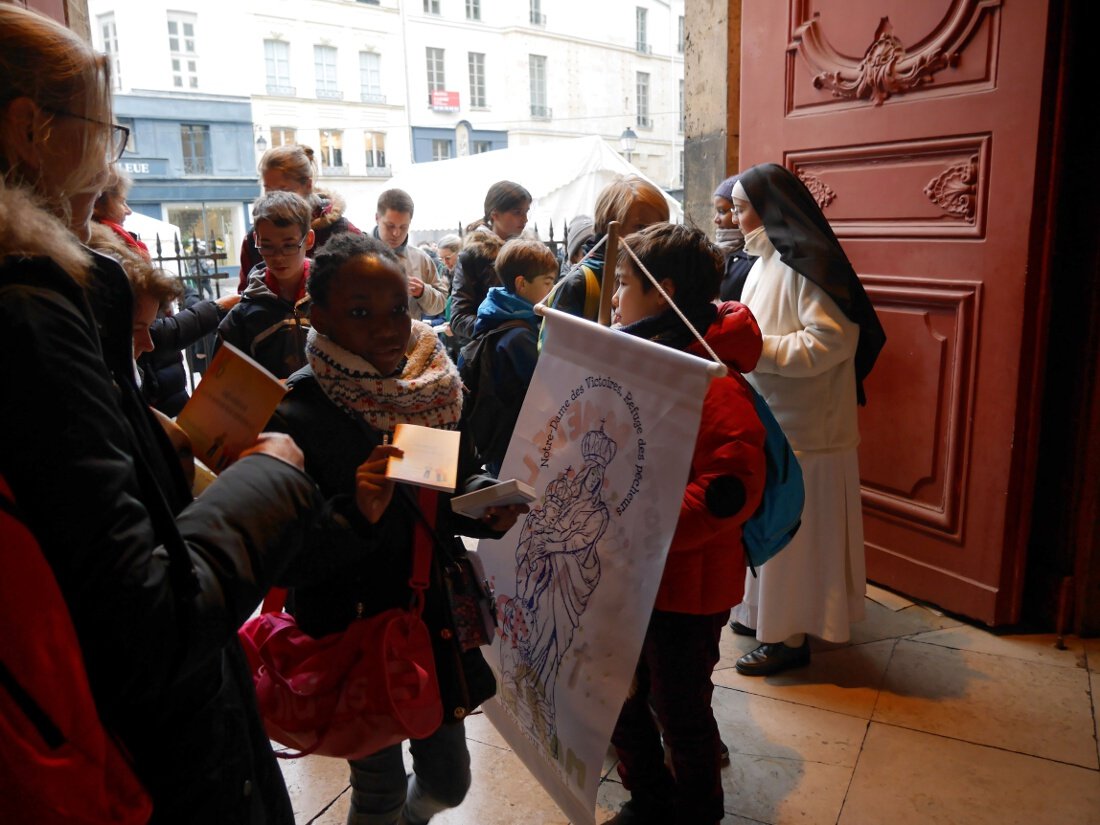 Accueil des groupes à Notre-Dame des Victoires. © Yannick Boschat / Diocèse de Paris.