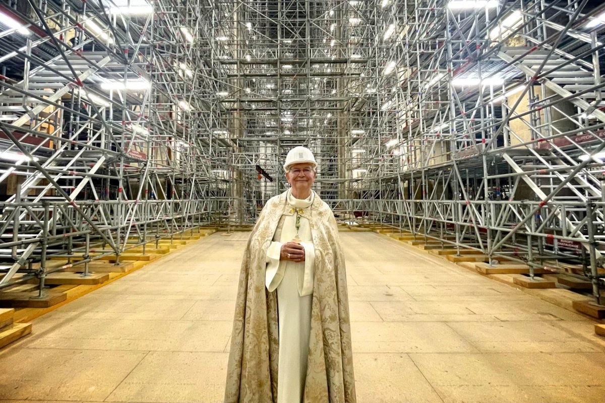 Prière dans Notre-Dame de Paris. 23 mai 2022. © NDP.