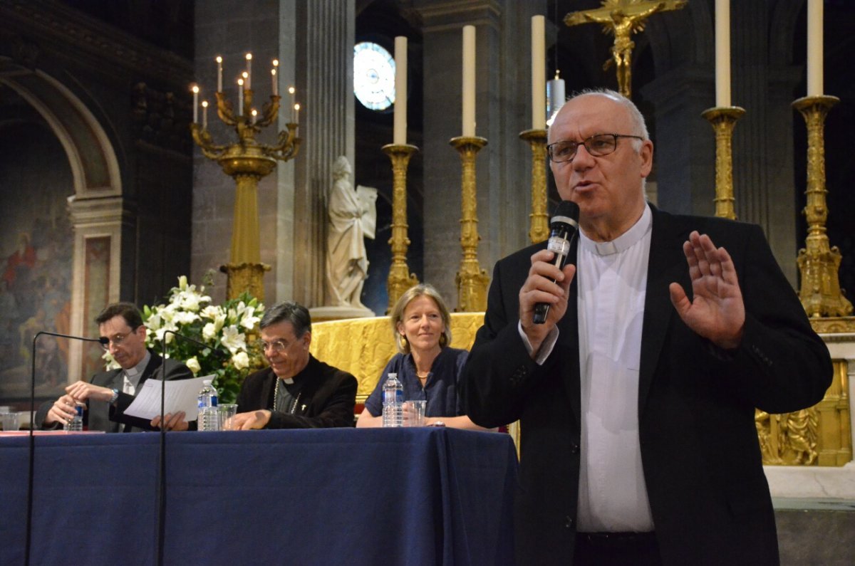 Accueil par le père Jean-Loup Lacroix, curé de la paroisse Saint-Sulpice. © Michel Pourny / Diocèse de Paris.