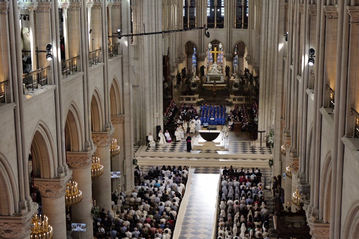 Prière des vêpres à Notre-Dame de Paris avec le Pape Léon XIV. © Yannick Boschat / Diocèse de Paris.