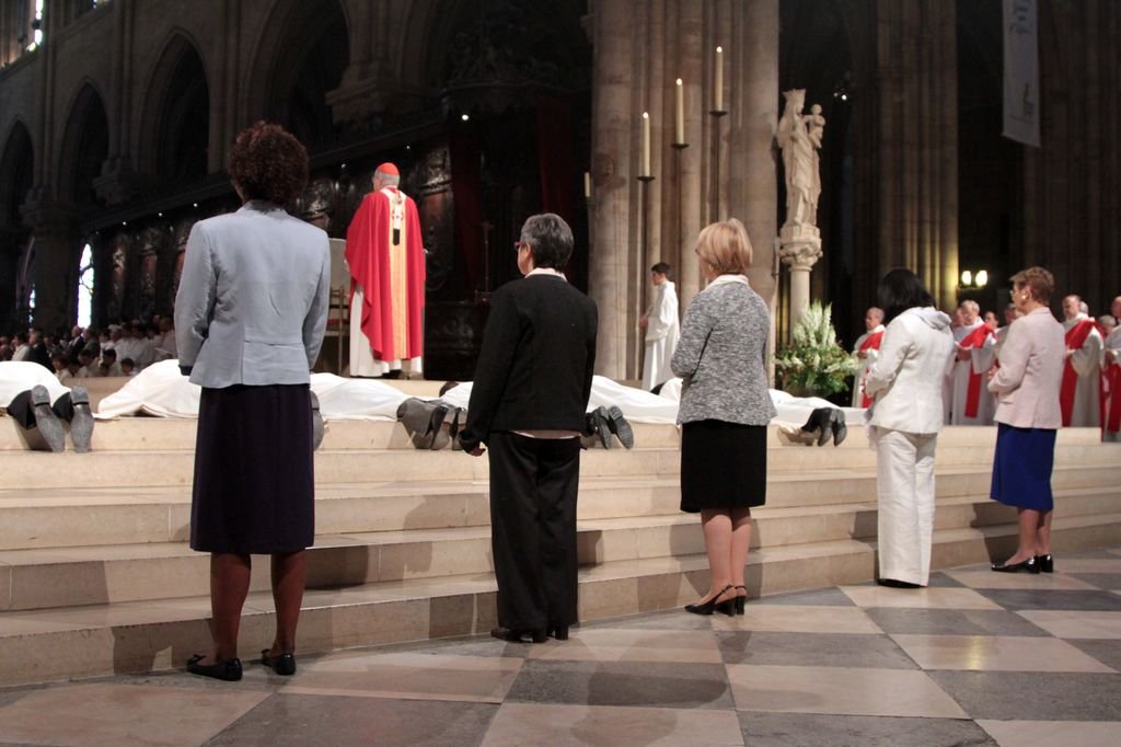 Les ordinands sont prostrés, leurs épouses sont debout derrière eux pendant (…). Photo © Yannick Boschat 