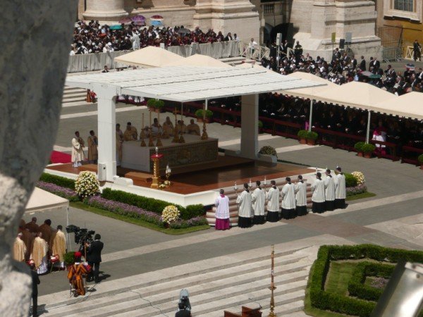 Les étapes de la liturgie ont été marquées par le profond recueillement du (…). Photo D.M. 