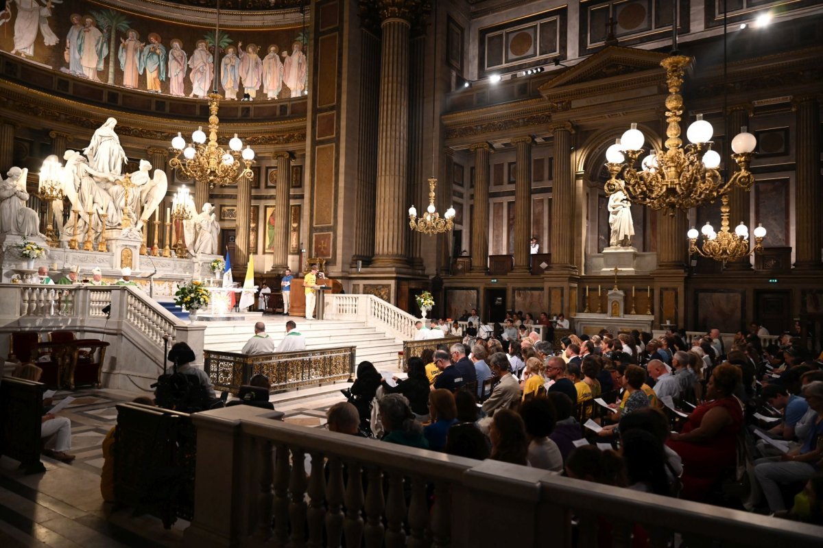 Messe de bénédiction des volontaires pour la visite du Pape Léon XIV à Paris. © Marie-Christine Bertin / Diocèse de Paris.