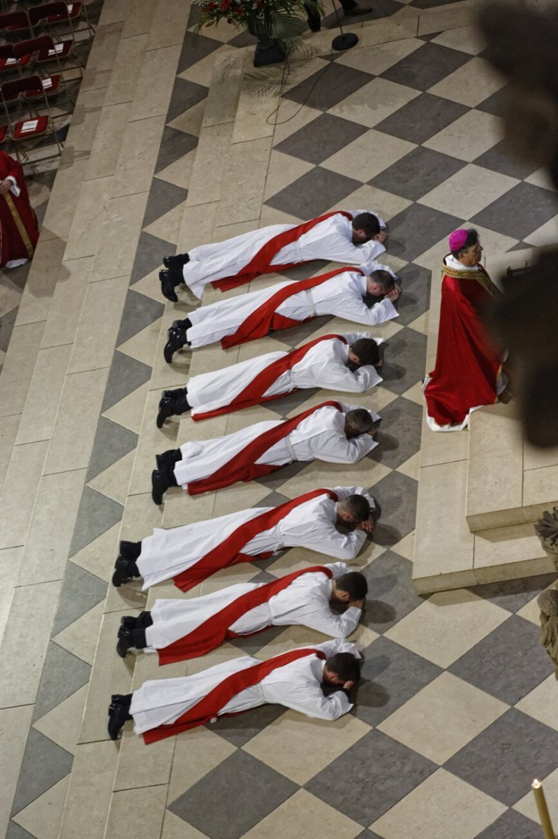 Prostration durant la litanie des saints. © Yannick Boschat / Diocèse de Paris.