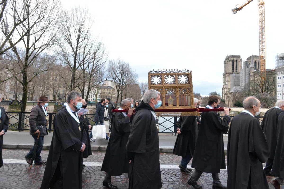 Messe solennelle, bénédiction de Paris et procession de la châsse de sainte (…). © Marie-Christine Bertin / Diocèse de Paris.