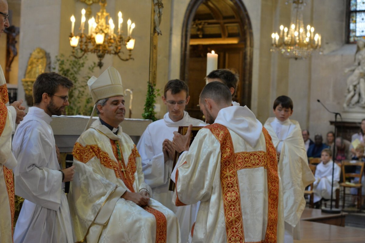 Ordinations diaconales en vue du sacerdoce 2019. Par Mgr Denis Jachiet, évêque auxiliaire de Paris, le 22 septembre 2019 à Saint-Paul-Saint-Louis. © Marie-Christine Bertin / Diocèse de Paris.