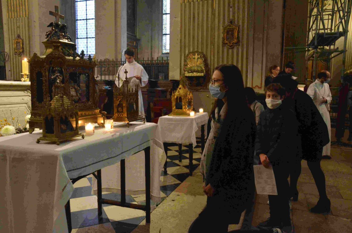 Accueil des reliques de sainte Geneviève à Saint-Louis en l'Île. © Michel Pourny / Diocèse de Paris.