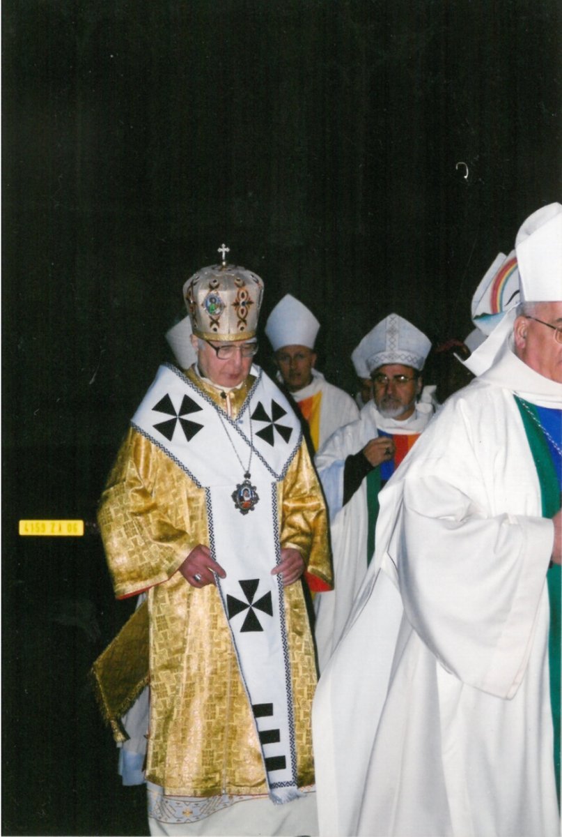 Procession. 18h20. Après les servants d'autel, les Chevaliers du Saint-Sépulcre, les séminaristes de Paris et les diacres, prêtres et évêques se mettent en ordre pour la procession, précédant Mgr (…) © Sylvain Sismondi.