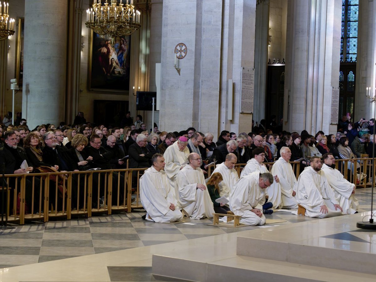 Prière du milieu du jour à Notre-Dame de Paris. © Yannick Boschat / Diocèse de Paris.