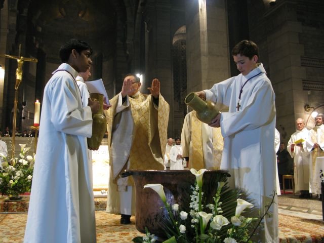 Imposition des mains pendant la Vigile Pascal à notre-Dame d'Auteuil. 