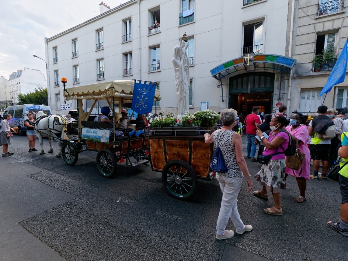 Procession “M de Marie” jusqu'à Notre-Dame du Perpétuel-Secours. © Yannick Boschat / Diocèse de Paris.