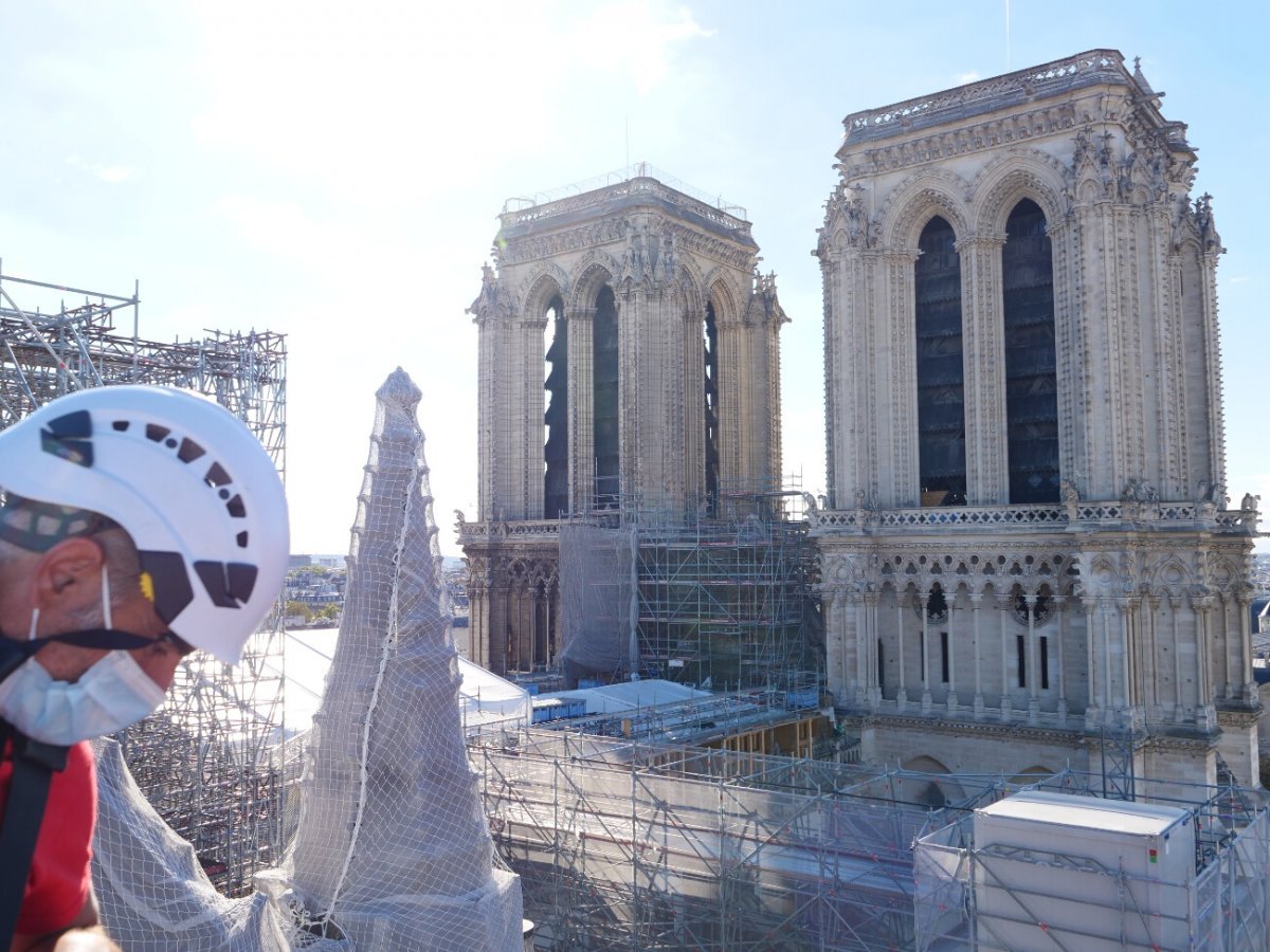 Notre-Dame de Paris. Vue sur les tours de Notre-Dame depuis le pignon nord, sauvé de justesse le soir de l'incendie, avec les entreprises du chantier déjà sur site, engagées dans la restauration de l'édifice. © Laurence Faure / Diocèse de Paris.