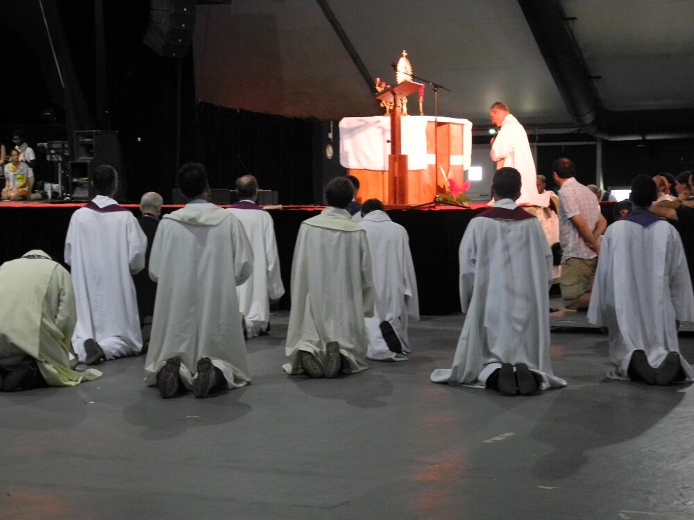 23 juillet, matinée au Zéphyr. Adoration eucharistique. © © Marie-Christine Bertin / Diocèse de Paris.